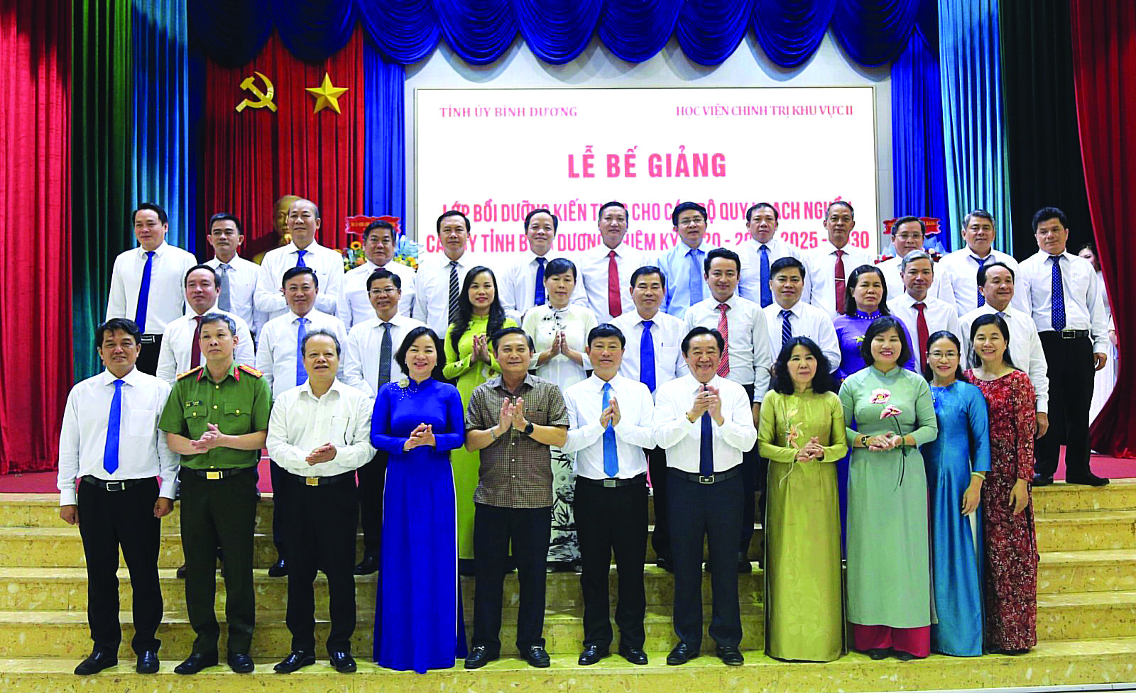 Đại biểu chụp ảnh lưu niệm với học viên tại lễ bế giảng Lớp Bồi dưỡng kiến thức cho cán bộ quy hoạch nguồn cấp ủy tỉnh Bình Dương, nhiệm kỳ 2020 - 2025 và nhiệm kỳ 2025 – 2030 do Tỉnh ủy Bình Dương phối hợp với Học viện Chính trị Khu vực II tổ chức.